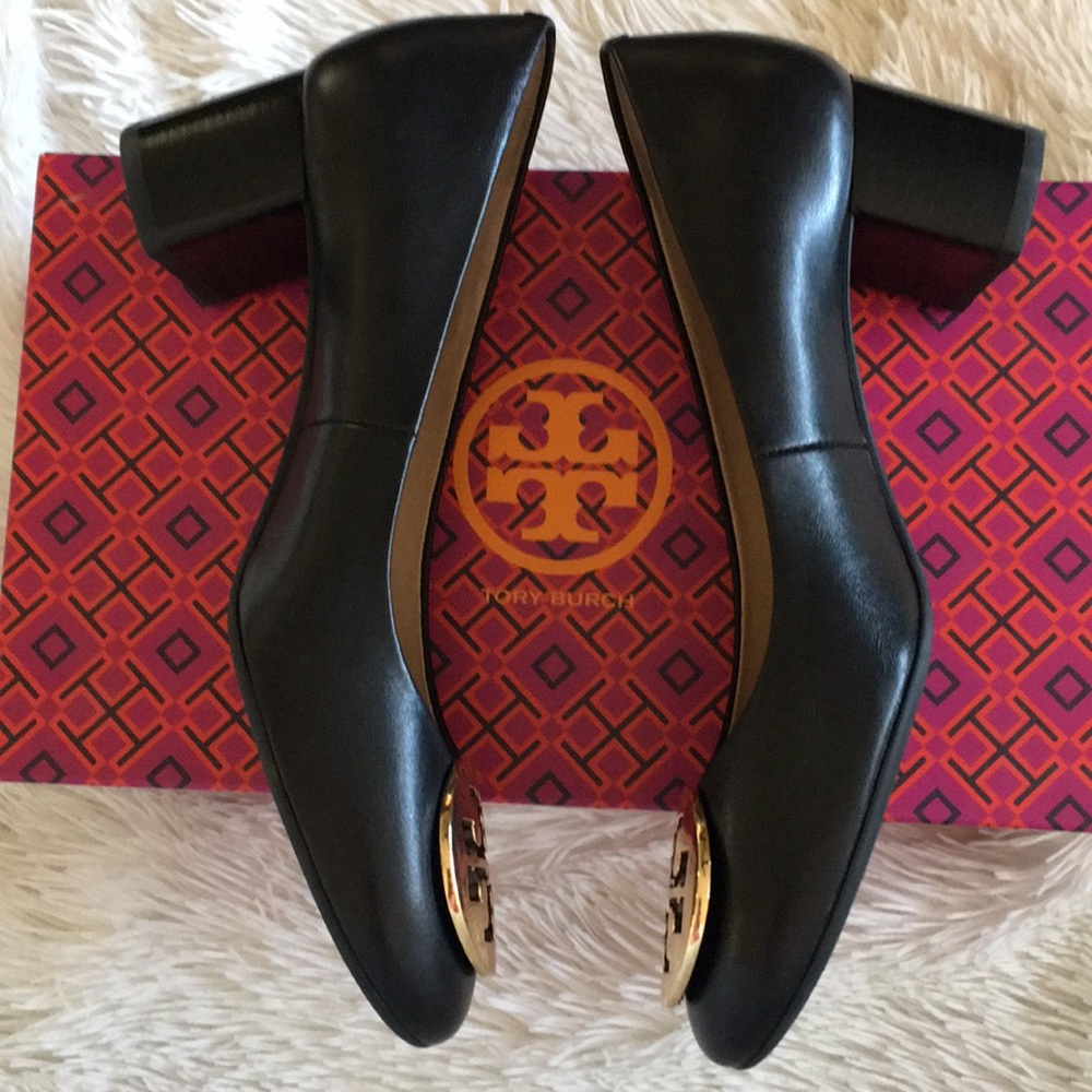 Tory Burch Chelsea Medallion Pump - Picture 3 of 5